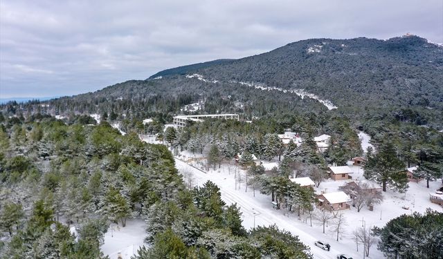 Spil Dağı kar yağışıyla bir başka güzel hale geldi