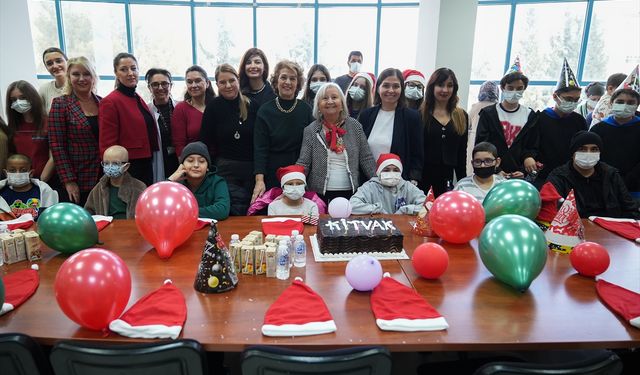 İzmir'de kanser tedavisi gören çocuklar için yeni yıl etkinliği düzenlendi
