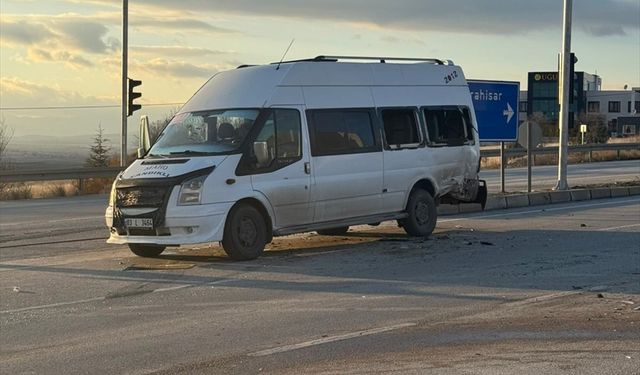 Afyonkarahisar'da öğrenci servisi kazaya karıştı! 18 yaralı!