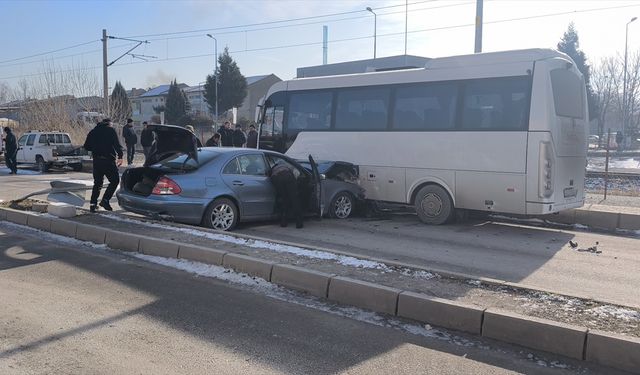 Kütahya’da park halindeki servis aracına çarpan araçtaki iki kişi yaralandı!