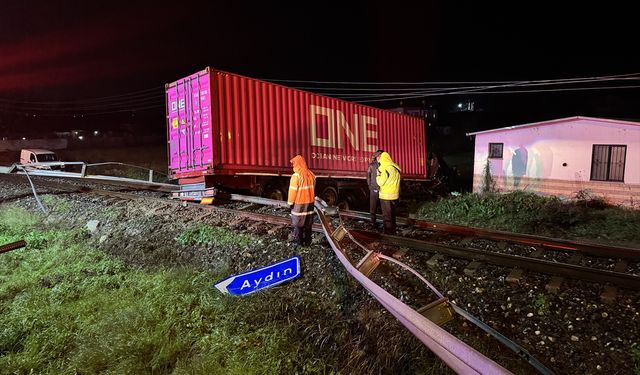 Aydın'da tırın, tren yoluna girmesi sonucu genç sürücü Yunus Uğurlu öldü!