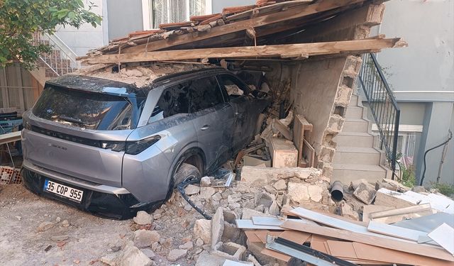 İzmir'de otomobil kömürlüğe girdi, 2 yaralı!