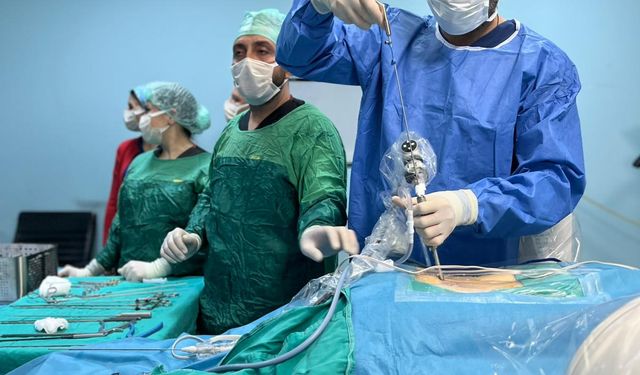 Uşak'ta yapılan endoskopik bel fıtığı ameliyatı canlı olarak izlendi