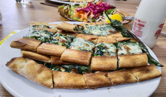 Uşak'ta lezzetli ıspanaklı pideler kış döneminde yoğun talep görüyor