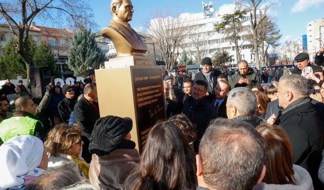 Uşak Belediyesi'nin anıt açılışını eleştirenlere yanıt verdi!