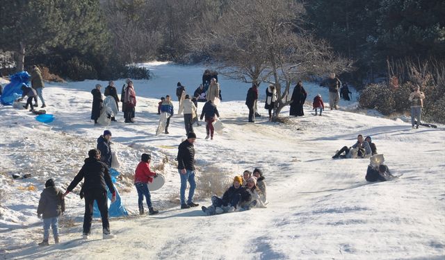 Kütahya'da yağan kar insanları eğlendirdi