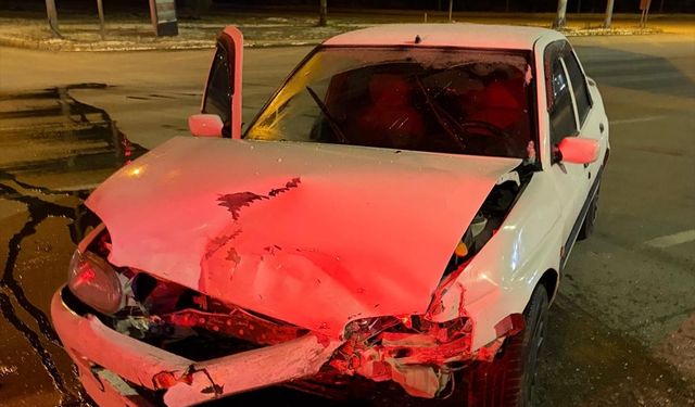 Afyonkarahisar'da iki otomobil çarpıştı, 4 yaralı!