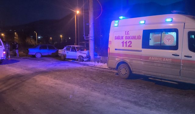 Kütahya'da otomobil direğe çarptı, 2 yaralı!