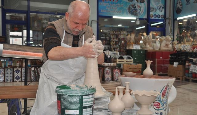 Kütahya ve Eskişehir yolu üzerinde Çiniciler Çarşısında canlı performans sergileniyor