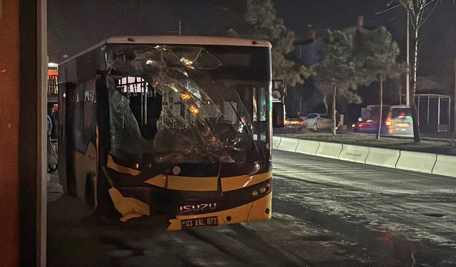 Afyonkarahisar'da halk otobüsü ile çöp kamyonu çarpıştı; 1'i çocuk, 5 yaralı!