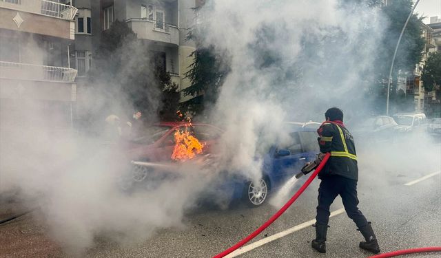 Atatürk Bulvarında otomobil alev aldı!