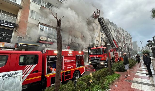 Manisa'da internet kafedeki yangın eve sıçradı, duman 5 kişiyi etkiledi !