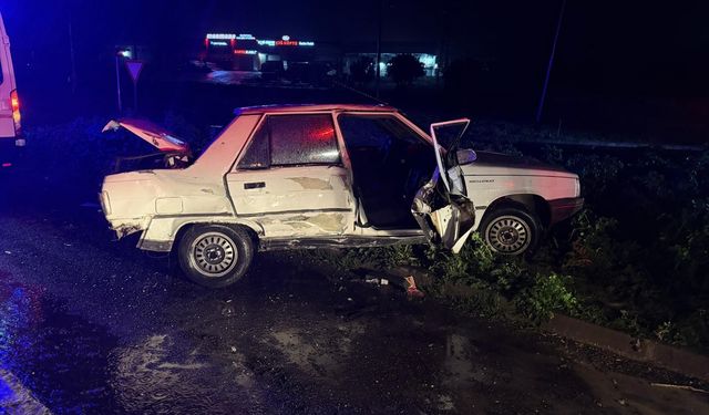 Manisa'da tır ile otomobil çarpıştı; 3 yaralı!