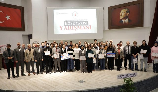 Kütahya'da "Geleceğin Köşe Yazarları" ödüllerini aldı