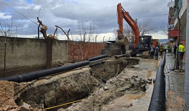 Manisa'da bir işçi kazı yaparken göçük altında kaldı!