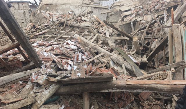 Kütahya'da ahşap ev çöktü enkazı altında kalan Ümit Akgün kurtarıldı