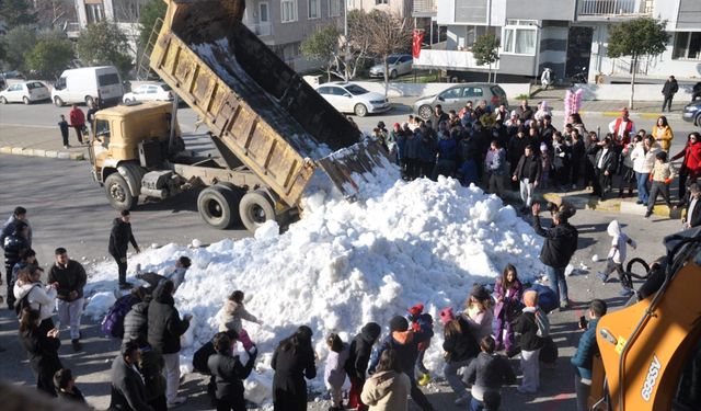 İzmir'e taşıma karla kar topu savaşı