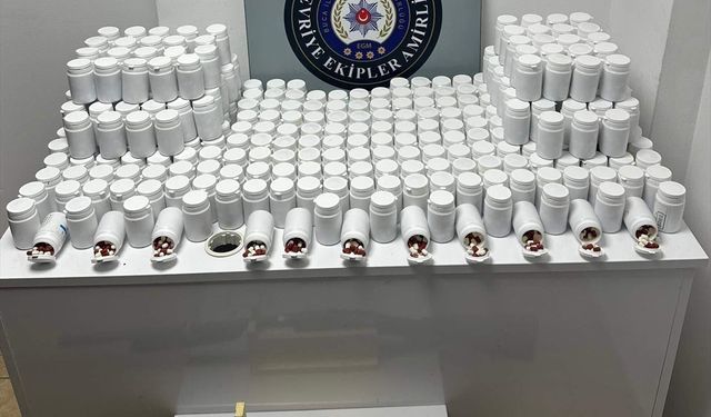 İzmir'de yasaklı maddeye vurgun! 17 bin hap yakalandı!