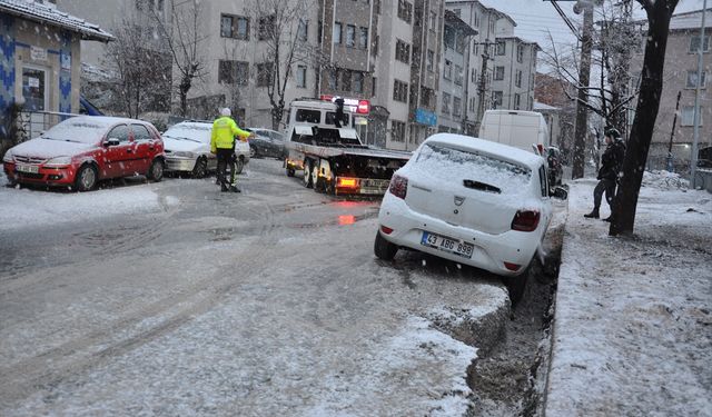Kütahya’da araç çukura düştü