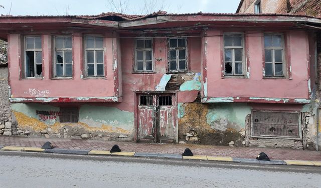 Uşak'ta bir dönemin tanığı Tabakhane Hamamı binası çöplüğe döndü!