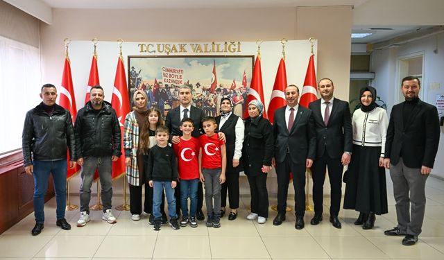 Türk Bayrağını öpen çocuklar, Uşak Valisini ziyaret etti