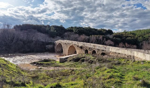 Eskisi gibi akmaya başlayan Gediz'in süsü Beylerhan Köprüsü ilk günkü gibi duruyor