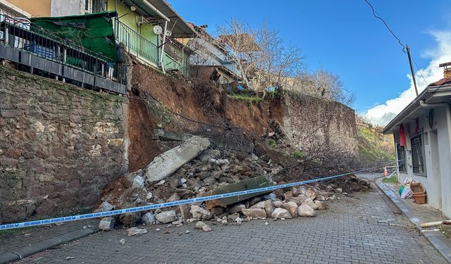Hacıkadem'de toprak kaydı, Uşak'ta istinat duvarı çöktü! 3 ev tahliye edildi!