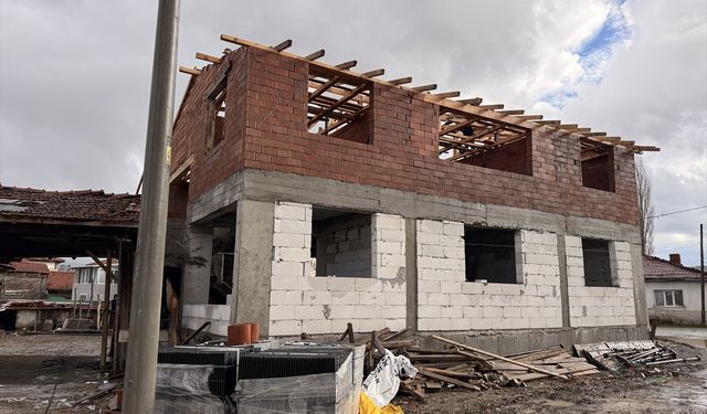 Kütahya'da yanan 2 katlı ev el birliği ile inşa ediliyor
