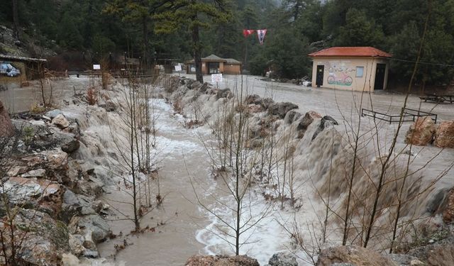 Uşak'ın komşusunda sağanak sonucu dereler taştı