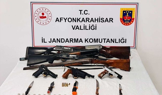 Afyonkarahisar'da ruhsatsız silah operasyonunda 8 kişi yakalandı