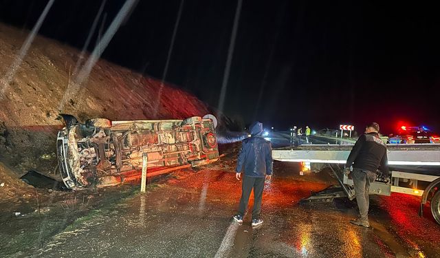 Uşak'ta işçi taşıyan servis, Ulubey yolunda devrildi! 17 yaralı!