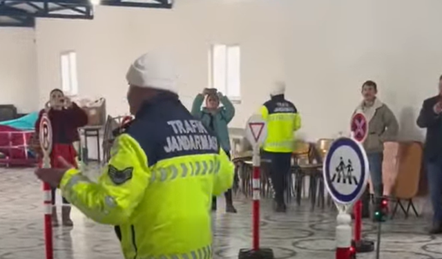 Banaz'da jandarmadan, miniklere trafik eğitimi!