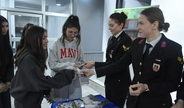 Uşak'ta Lise Öğrencilerine Jandarma ve Sahil Güvenlik Akademisi Tanıtıldı