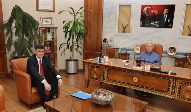 Kütahya Belediye Başkanı Kahveci, şehrin gelişimi için sanayicilerle görüşüyor