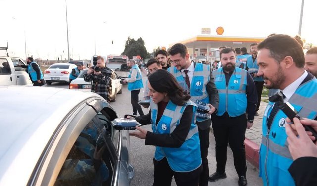 Uşak ve Ulubey yolu üzerindeki Bölme'deki ışıklarda vatandaşa iftar önü tatlı ikram ettiler
