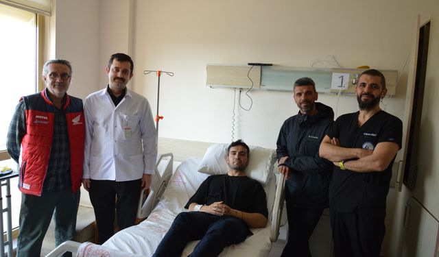 Kenan Sofuoğlu, Uşak Eğitim ve Araştırma'da tedavi gören Asrın Rodi Pak'ı ziyaret etti