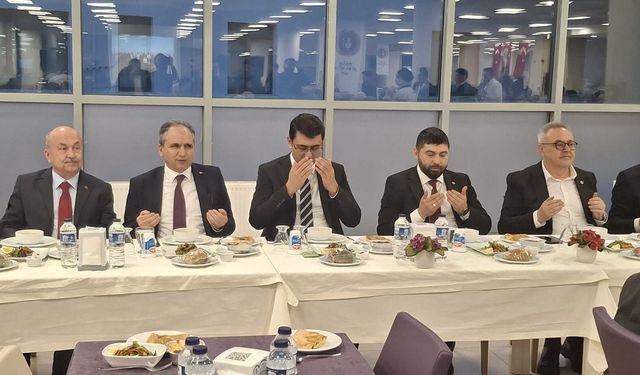 Uşaklılar Vakfı, şehrin protokolünü iftarda bir araya getirdi