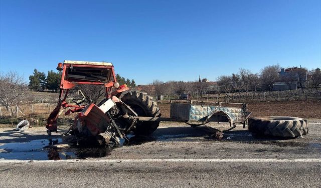Uşak'ın Ulubey ilçesinde kamyonla çarpışan traktör sürücüsü ağır yaralandı