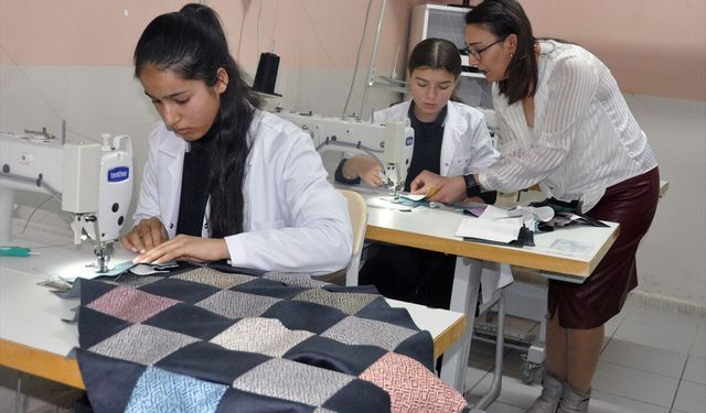 Atık kumaşlardan seccade dikerek geri dönüşüme katkı sağlıyorlar