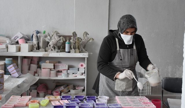 Afyon Çobanlar'daki kadınlar aile ekonomisine katkı sağlıyorlar