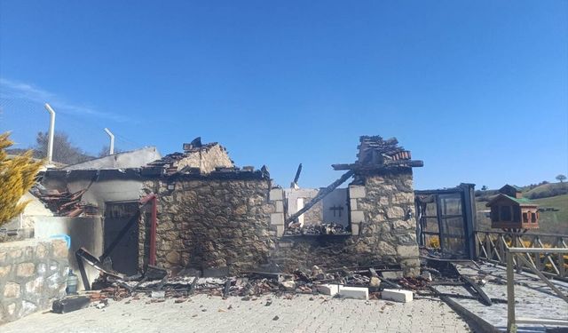 Uşak Banaz Büyükoturak'ta ev yangını