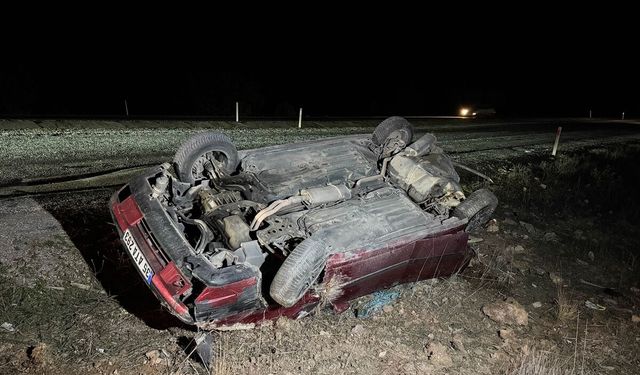 Uşak ve Sivaslı yolu üzerinde 2 otomobil çarpıştı! Araçlardan biri takla attı!