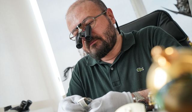 Opr. Dr. Ahmet Savran, hassas ameliyatlara saat tamiriyle hazırlanıyor