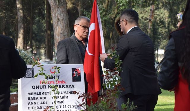 Turgutlu'da denetimli serbestlikteki yükümlüler şehitlikleri temizledi