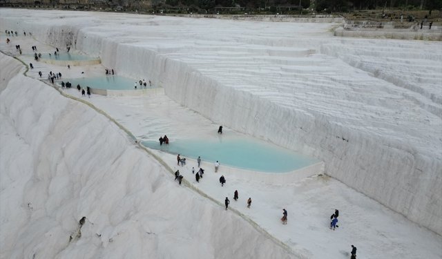 Uşaklı vatandaşların bir bölümü bayramı Pamukkale ve Afyon'da geçirdiler