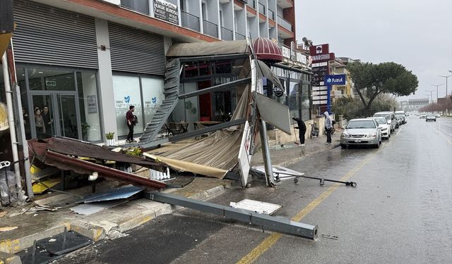 Uşak'ın komşusu Denizli'de rüzgar hayatı olumsuz etkiledi