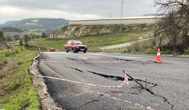 Uşak'ın komşusu Selendi'de yol çöktü