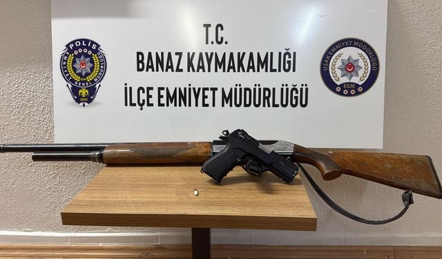 Uşak Banaz'daki otomobilden silah ve yeşil reçeteye tabi hap çıktı