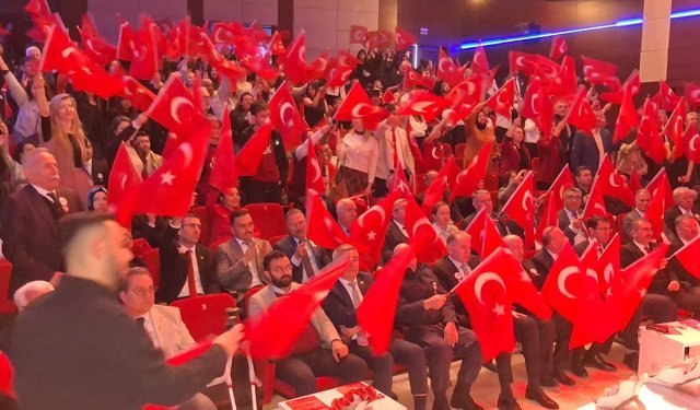 Uşak'ta İstiklal Marşı yarışmasında dereceye giren öğrencilere ödülleri verildi