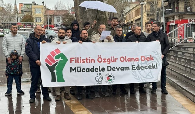 Uşak'taki STK'lar İsrail ve ABD'ye Uşak Ulu Camii önünde tepki gösterdiler